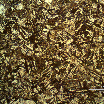 Micrography of a longitudinal section, in the center, of the broken 5/8" bolt, presenting an aged martensitic structure.