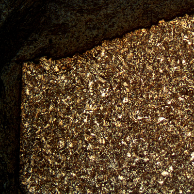 Micrography of a longitudinal section of the bolt, close to the fracture surface (top of the figure).  The fracture is macroscopically flat and started at the surface (left side) in a position close to the bolt body to bolt head transition. The structure is aged martensite.