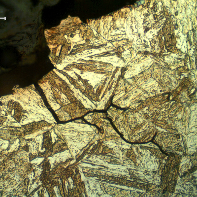Micrographic detail of the transgranular morphology of the fracture at the final position.