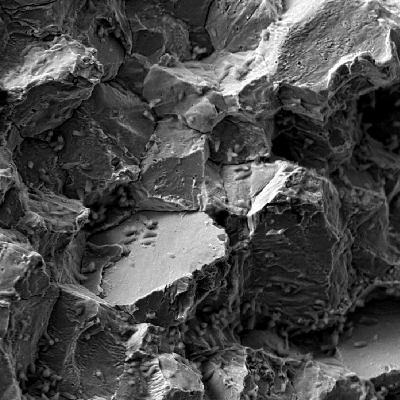 Fractographic aspect by scanning electron microscopy, in the center of the broken bolt, presenting transgranular fracture micromechanism.