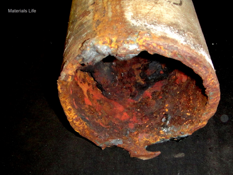 Aspect of the 4" pipe that was in seawater service for 8 years and leaked in a longitudinal line that corresponds to the seam weld. The internal surface presented thick deposits. Although the pipe was cut with a thermal process, the analysis was conducted after mechanical cutting.