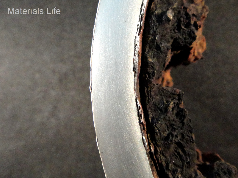 Detail of the transverse section of the 4" pipe 90° from the seam weld. The thickness of the pipe is 8 mm. No evidences of general corrosion or pitting were identified.