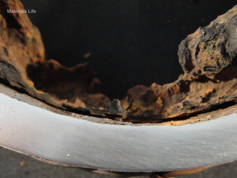 Detail of the transverse section of the 4" pipe 180° from the seam weld.  The thickness of the pipe is 8 mm.  No evidences of general corrosion or pitting were identified.