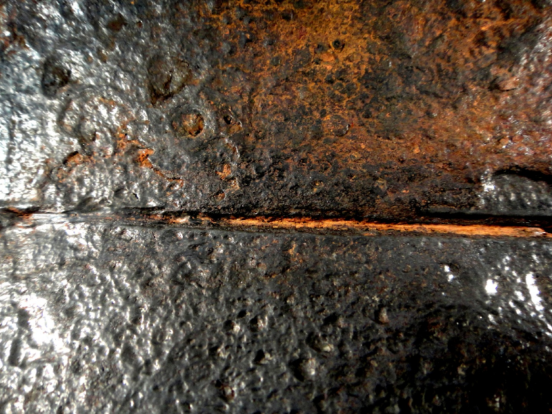 Aspect of the internal surface of the pipe after cleaning, showing the leakage line.