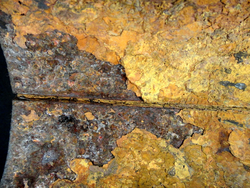 Aspect of the internal surface of the pipe after cutting, showing the colors of the internal deposits and the leaking line associated to the pipe seam.