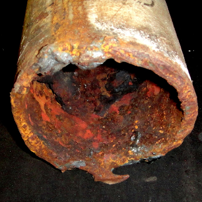 Aspect of the 4" pipe that was in seawater service for 8 years and leaked in a longitudinal line that corresponds to the seam weld. The internal surface presented thick deposits. Although the pipe was cut with a thermal process, the analysis was conducted after mechanical cutting.