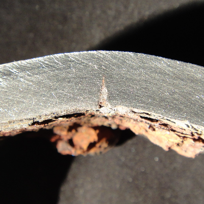 Detail of the transverse section of the 4" pipe at the longitudinal seam weld where it is not leaking yet, showing that the damage is not a crack but a localized dissolution, or localized corrosion or preferential dissolution at the autogenous seam weld.  The thickness of the pipe is 8 mm and there are no evidences of general corrosion or pitting.