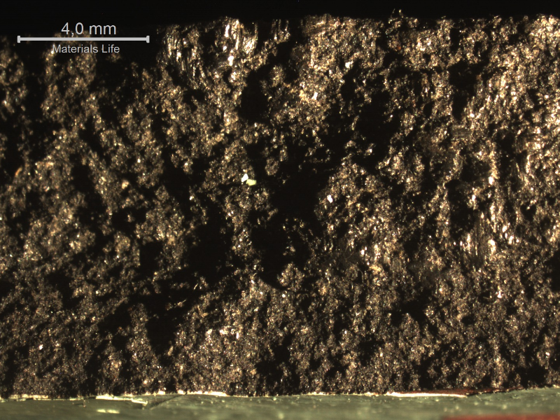 Detailed aspect of the cylinder fracture, the internal surface to the top of the figure and the painted external surface to the bottom of the figure.