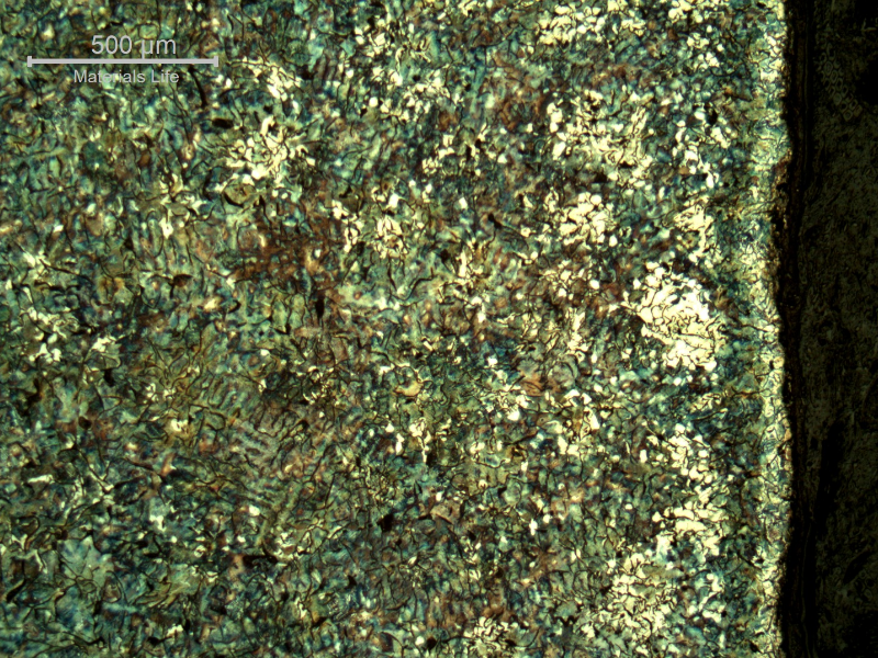 Micrography of the longitudinal section of the cylinder, at the external diameter (right side of the figure), presenting smaller interdendritic graphite flakes in a ferritic-perlitic matrix.
