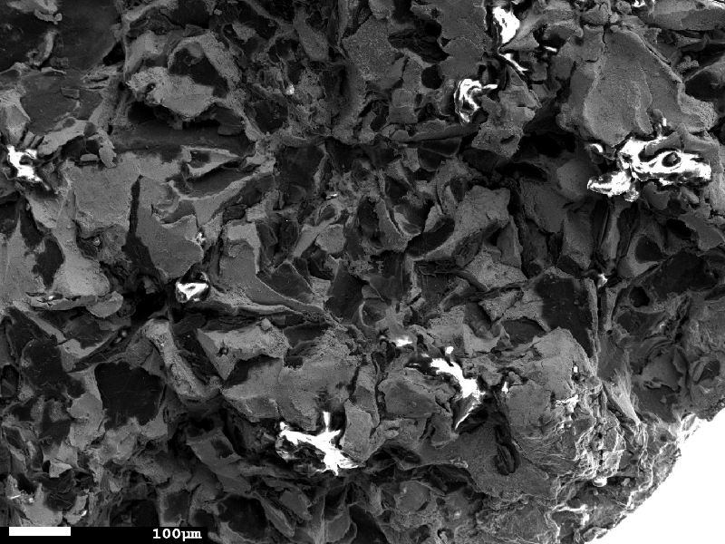 The fracture surface of the casting cylinder presented, at the internal surface, interconnected graphite flakes and a corroded matrix.