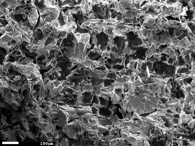The fracture surface of the casting cylinder presented, in the center of the thickness, cleavage facets and graphite decohesion that corresponds to a brittle fracture of the material.