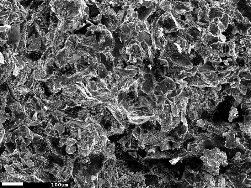 The fracture surface of the casting cylinder presented, close to the external surface, a more ductile aspect of the fracture.