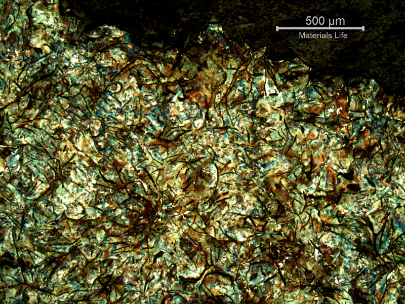 Micrographic aspect of the cast cylinder section at the fracture position (top of the figure), in the center of the thickness. It is possible to see large graphite flakes.