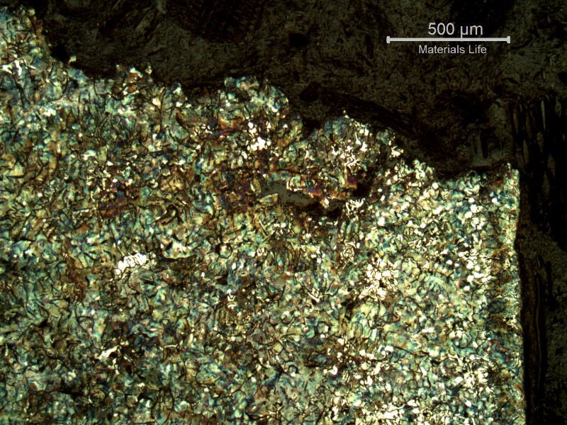 Micrographic aspect of the cast cylinder section at the fracture position (top of the figure), close to the external surface (left side).  It is possible to see a change in the graphite morphology and matrix.