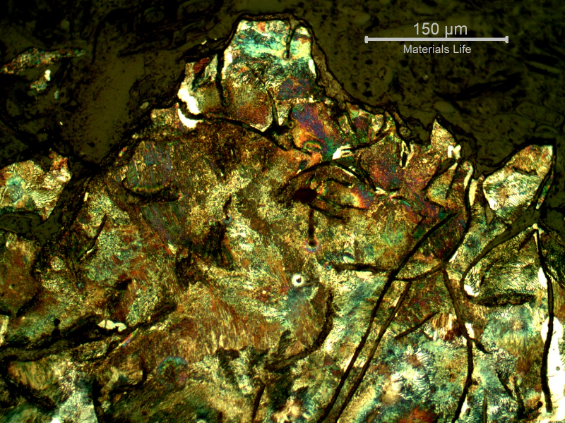 Micrographic detail of the cast cylinder section at the fracture position (top of the figure),  in the center of the thickness.  It is possible to see the large graphite flakes in a predominantly perlitic matrix. The fracture follows the graphite flakes.