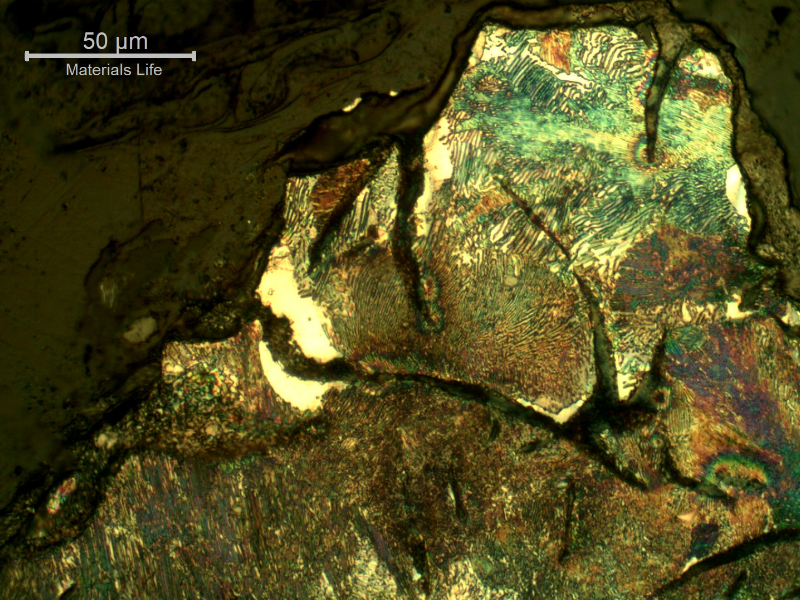 Micrographic detail of the decohesion of large graphite flakes, interconnecting trough the brittle fracture of the matrix.