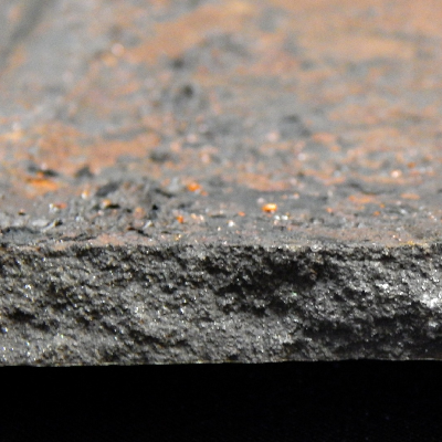 Fracture aspect of the casting cylinder at the 10.5 mm thickness, showing a brittle behavior (lack of plastic deformation). The internal side of the cylinder is to the top of the figure, and the painted surface is to the bottom of the figure.