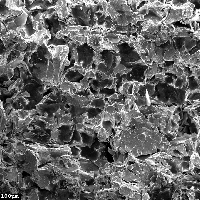 The fracture surface of the casting cylinder presented, in the center of the thickness, cleavage facets and graphite decohesion that corresponds to a brittle fracture of the material.