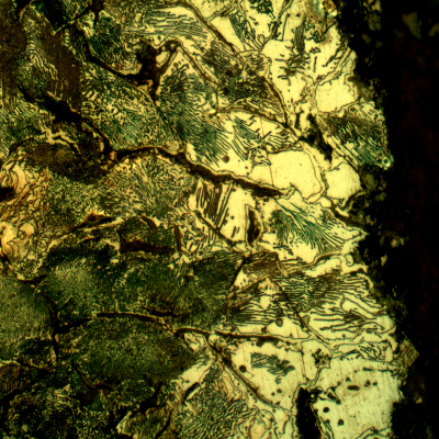 Micrography of the longitudinal section of the cylinder, at the external diameter (right side of the figure), presenting smaller interdendritic graphite flakes in a ferritic-perlitic matrix. It is also possible to see free carbides (cementite) very close to the cylinder surface (less than 50 microns), associated to positions of graphite. This surface was painted.