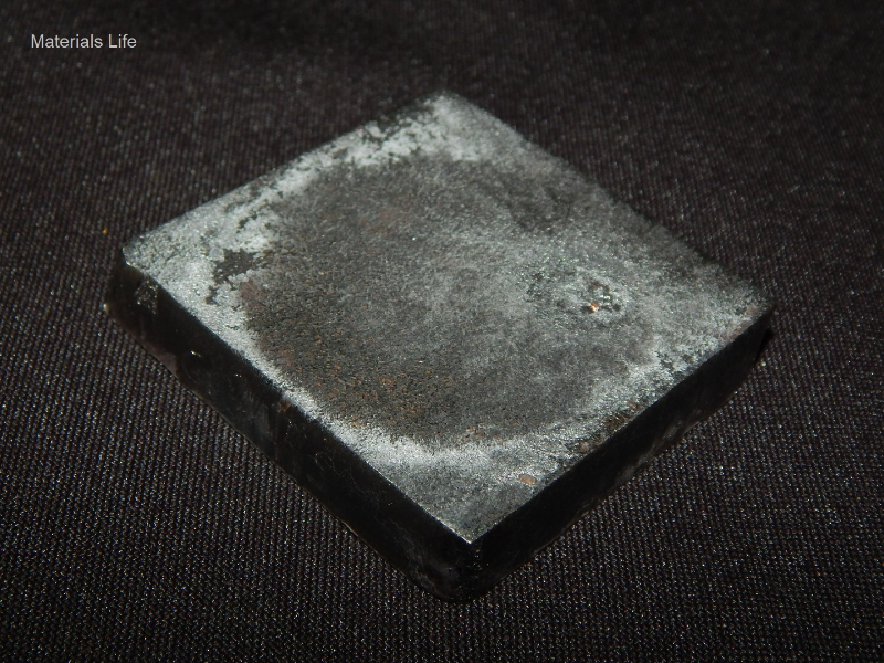 Aspect of the 3/8" thickness plate, 50 mm x 50 mm, of the AR500 wear resistant steel, in the face of impact with the projectile.  The plate did not suffer any macroscopic damage.  It was only stained at the impact surface.