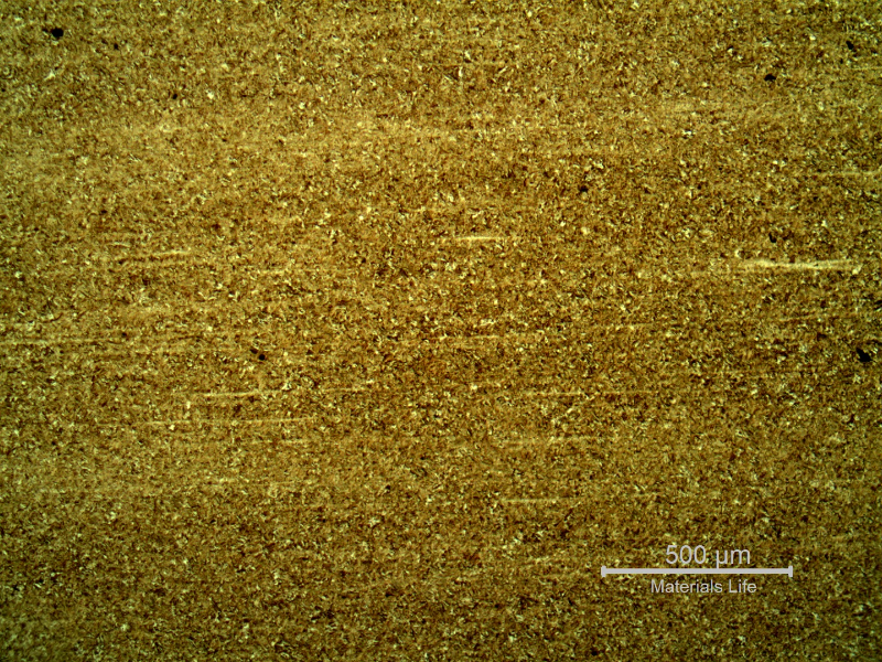 Micrography of the plate in a section, showing a martensitic structure in the middle of the thickness.