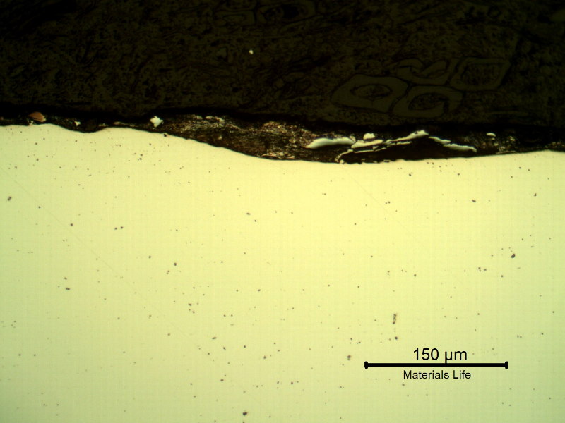 Micrography of the plate section, as polished, close to the surface that suffered the impact.  At this magnification it is possible to see a deposit over the plate surface, but no evidences of damage in the plate.