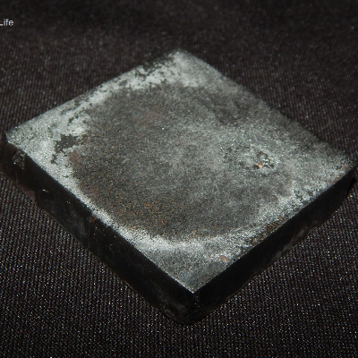 Aspect of the 3/8" thickness plate, 50 mm x 50 mm, of the AR500 wear resistant steel, in the face of impact with the projectile. The plate did not suffer any macroscopic damage. It was only stained at the impact surface.