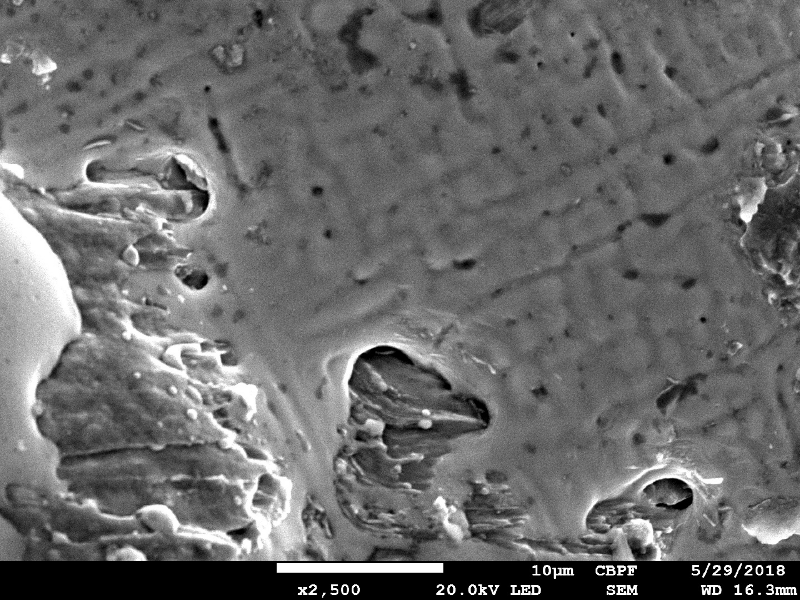 Detail of the melted Pb-Sb film over the hole surface.
