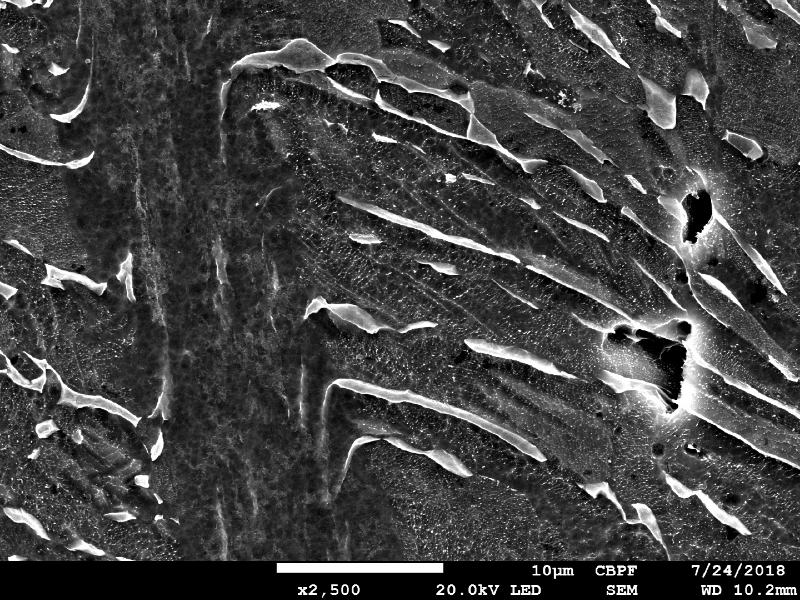 Micrographic detail by SEM of the shearing of the localized shrearing,  HF+HNO3+H2O chemical etch.