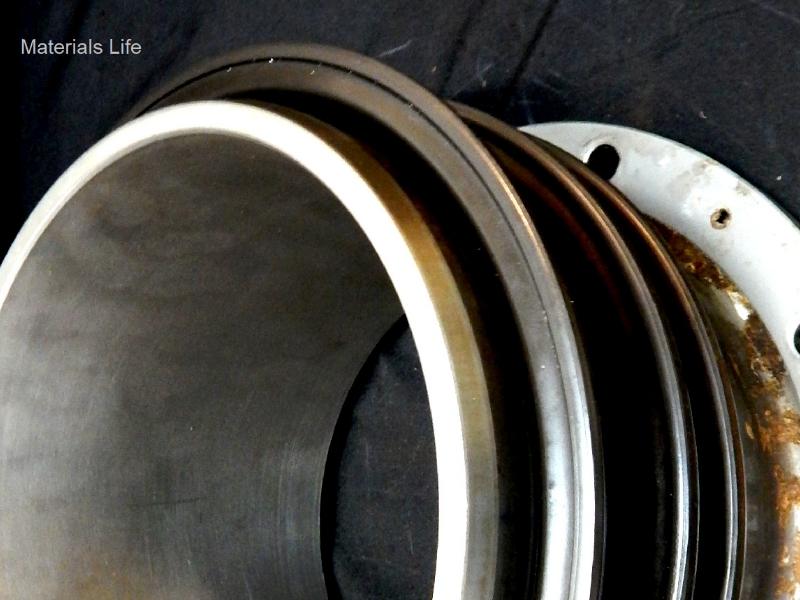 General view of the 10" diameter flanged sleeve, with the external coating applied by thermal spray (TS), and the sealing rings of the seal box assembled at the sleeve external surface. It is important to observe that the internal surface of the sleeve presents no corrosion spots.