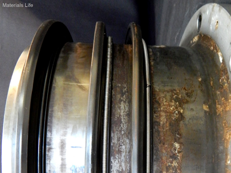General view of the 10" diameter flanged sleeve, with the sealing rings of the seal box assembled at the sleeve external surface. The right side of the figure shows the surface region where the a lack of seal was identified, with adhered products.