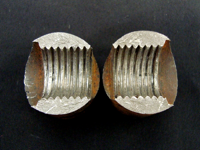 Visual aspect of both sides of the fractures. They present a macroscopically brittle aspect, with chevron marks indicating the starting point at the thinner edge of the thread.