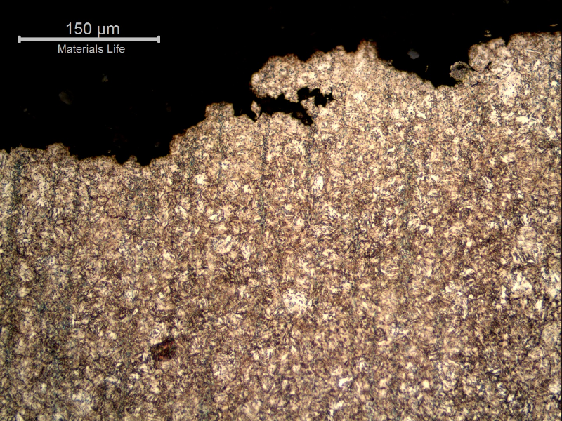Micrography transverse to the fracture (top of the image) showing no relationship with the bands.