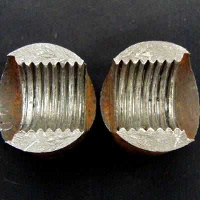 Visual aspect of both sides of the fractures. They present a macroscopically brittle aspect, with chevron marks indicating the starting point at the thinner edge of the thread.