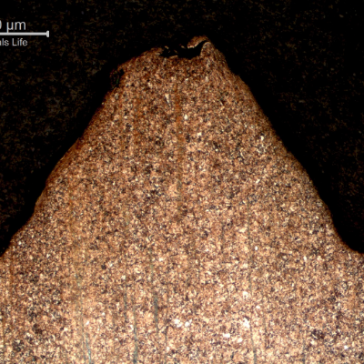 Low magnification micrography of the nut in the longitudinal section, presenting the machined internal thread and a banded microstructure. It is possible to see that the contact pressure in the thread caused a surface plastically deformation.