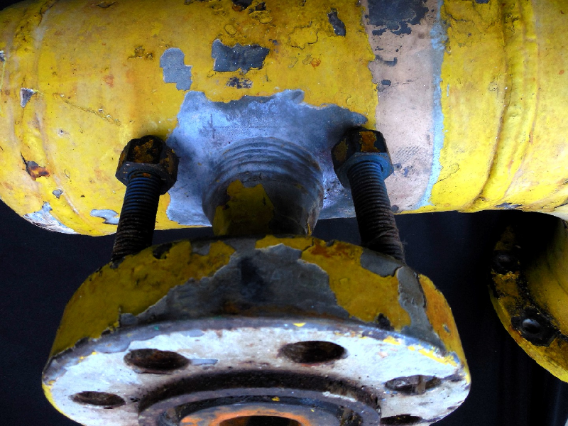 Gas piping.  Aspect of a branching line 2" ND with a flange, lateral to a main pipe ND 8", welded using a weldolet. The cracking is at the margin of the weld.