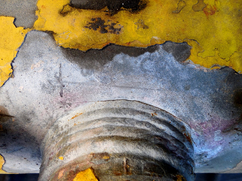 Gas piping.  Aspect of a branching line 2" ND, lateral to a horizontal main pipe ND 8", welded using a weldolet. The cracking started at the margin of the weld in the upper part of the pipe, where the weld crossed the longitudinal direction of the pipe, perpendicular to the branch.