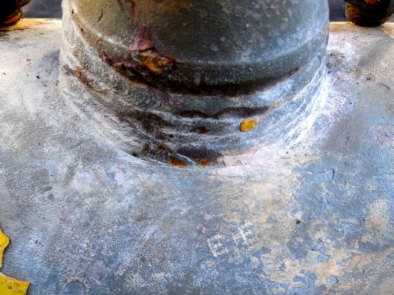 Gas piping.  Aspect of a branching line 2" ND, lateral to a horizontal main pipe ND 8", welded using a weldolet.  In the lower part of the branch there are no cracks.