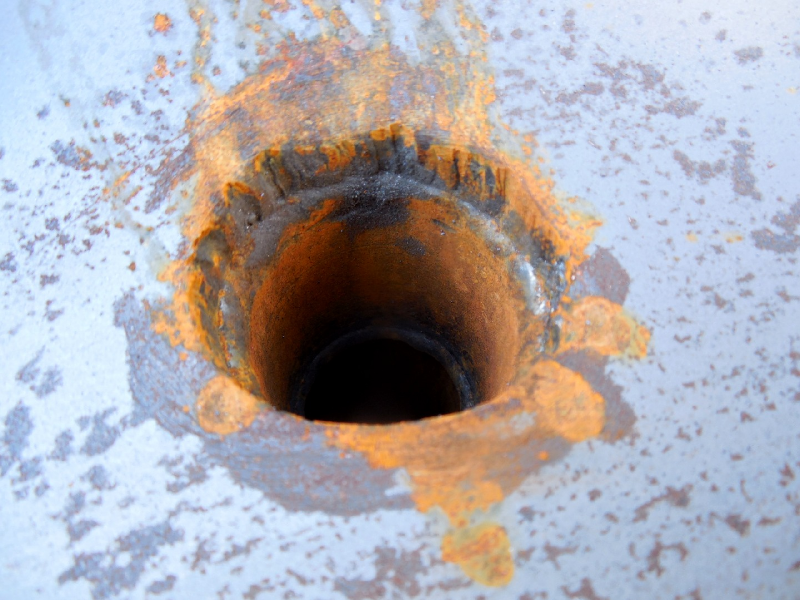 Aspect of the brach line viewed from the internal side of the main pipe, after cuting. It is possible to see that the pipe was perforated by a thermal cutting (looking the finishing aspect of the edge of the hole). The weldolet was welded only from the external side of the pipe.