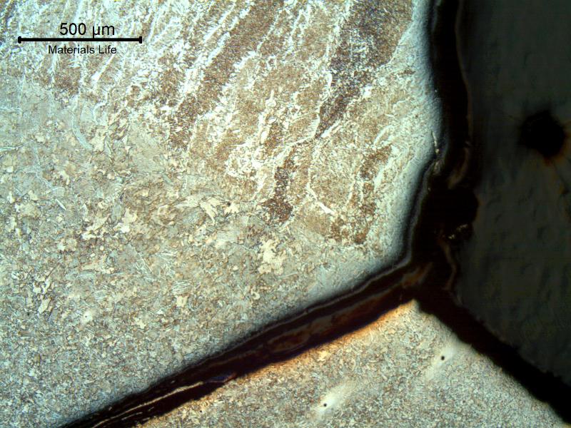 Micrography showing the cracking starting point, in the pipe, exactly at the margin of the weld.