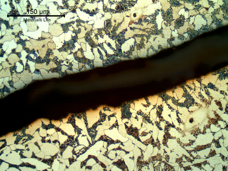 Micrographic detail of the fatigue crack propagation in the pipe longitudinal direction, in a straight line, not related to any metallurgical aspect.