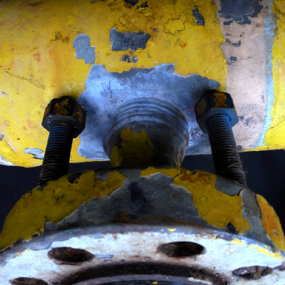 Gas piping.  Aspect of a branching line 2" ND with a flange, lateral to a main pipe ND 8", welded using a weldolet. The cracking is at the margin of the weld.