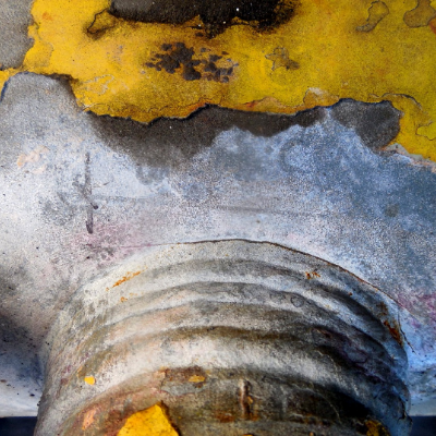 Gas piping.  Aspect of a branching line 2" ND, lateral to a horizontal main pipe ND 8", welded using a weldolet. The cracking started at the margin of the weld in the upper part of the pipe, where the weld crossed the longitudinal direction of the pipe, perpendicular to the branch.