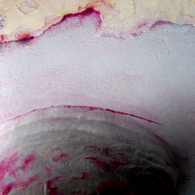 Aspect by dye check of the upper side of the pipe, at the margin of the weld between the main pipe and the lateral branch, presenting a fatigue cracking initiated at the external side, probably induced by vibration.