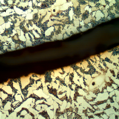 Micrographic detail of the fatigue crack propagation in the pipe longitudinal direction, in a straight line, not related to any metallurgical aspect.