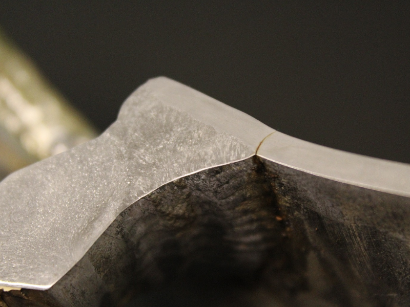 Detail of the fatigue cracking, staring from the margin of the weld. The crack propagated though wall of the pipe (5 mm).  The larger thickness of the weldolet requires a large amount of deposited weld metal, about 20 mm that is 4 times the pipe thickness. It is an interesting aspect to be considered by designers.