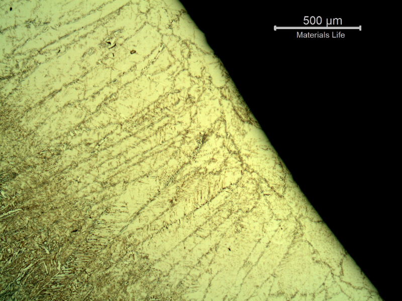 Cap pass in the weld metal, presenting a large amount of delta ferrite (retained) due to a probable quick cool of the pool during welding (since this pass is too thin, perhaps a remelting). Although it is not good to present this microstructure, it did not affect the failure.