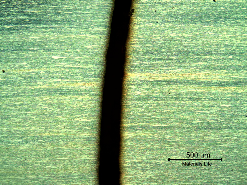 Micrography of the fatigue crack propagating in the pipe thickness.  Fully flat and not influenced by any microstructure.