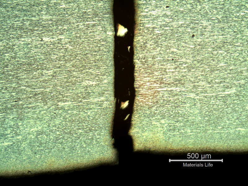 Micrography of the fatigue crack close to the internal wall, where (only) the final through wall rupture is associated to plastic deformation,  as detailed in the next figure.