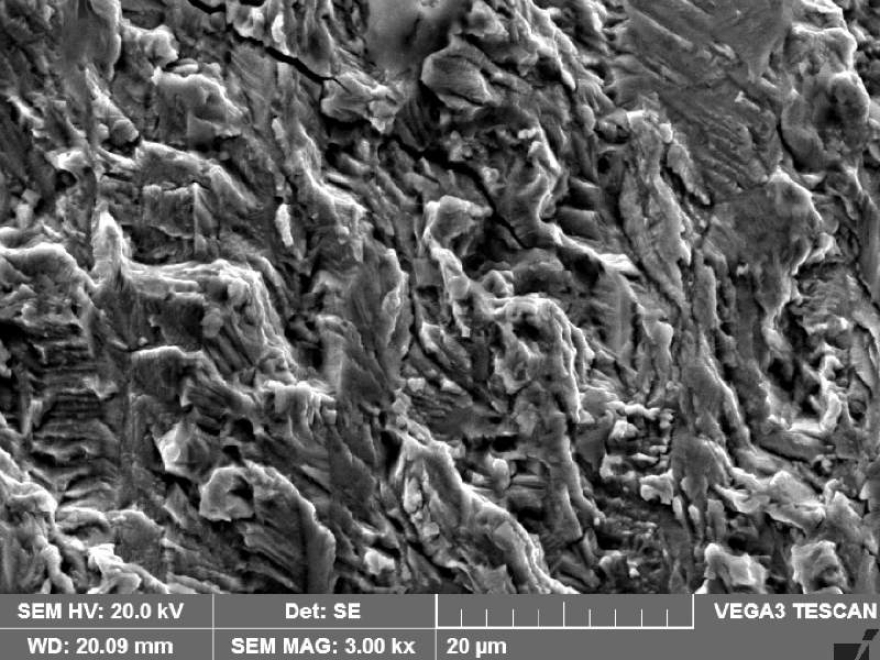 Fracture detail by scanning electron microscopy of the region where the cracking started, from the piping outside . The fracture is flat and shows fatigue striation.